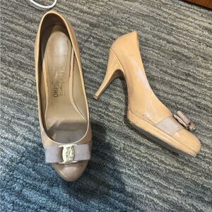 Ferragamo Patent Leather Vara Bow Pump Platform Heel Beige Size 38.5